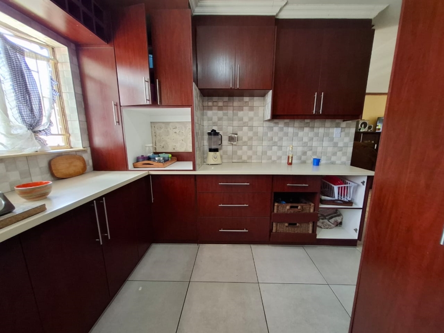 6 Bedroom Property for Sale in Lourierpark Free State